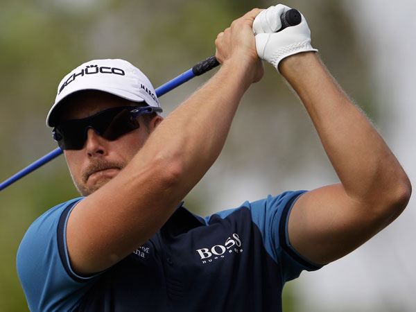 Stenson closes in on European money title in Dubai